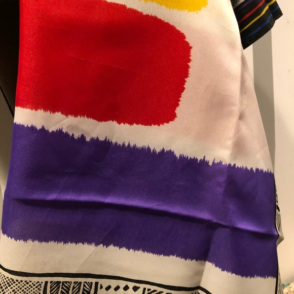 30’inches Polyester scarf. Made in Italy. - Picture 4 of 4